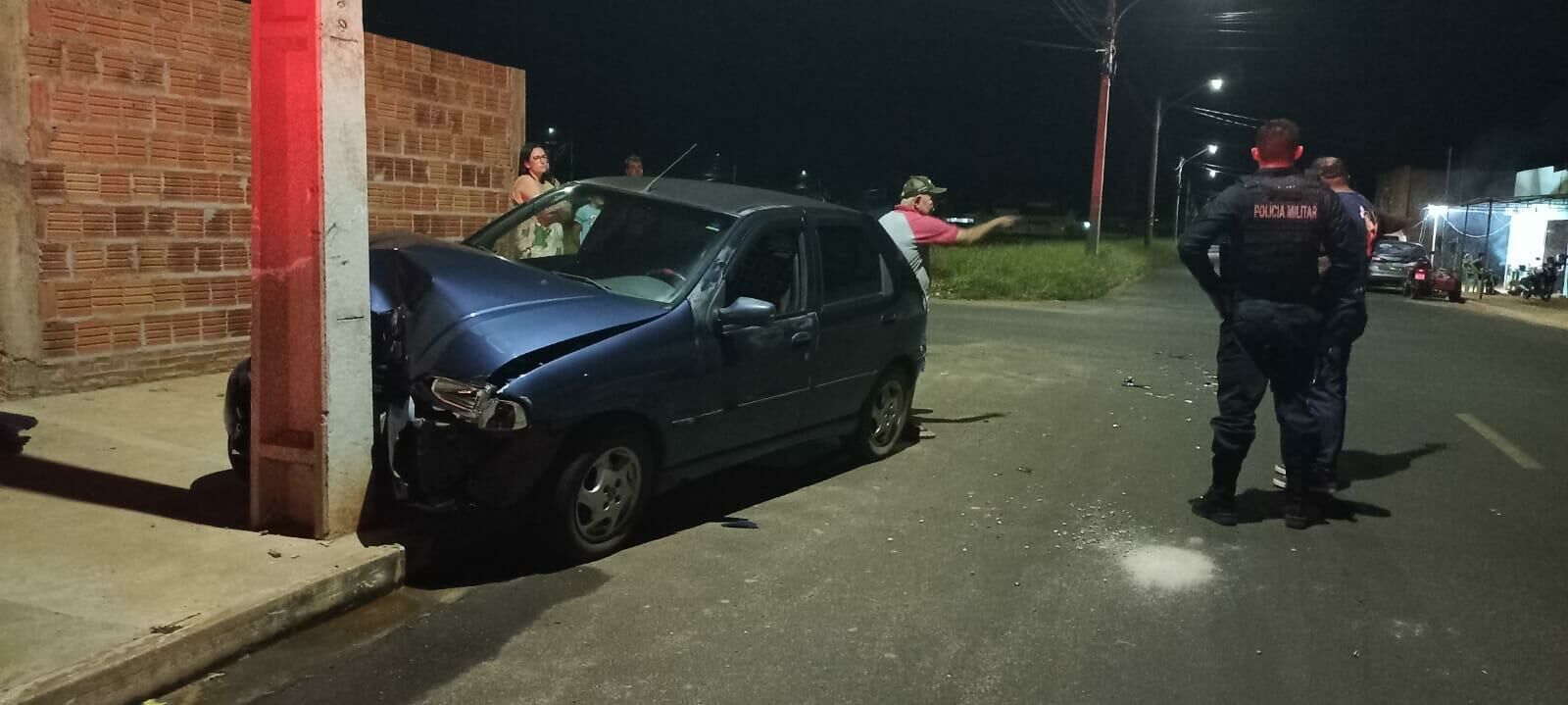 Imagem de compartilhamento para o artigo Carro acerta poste após acidente com motocicleta em Costa Rica da MS Todo dia